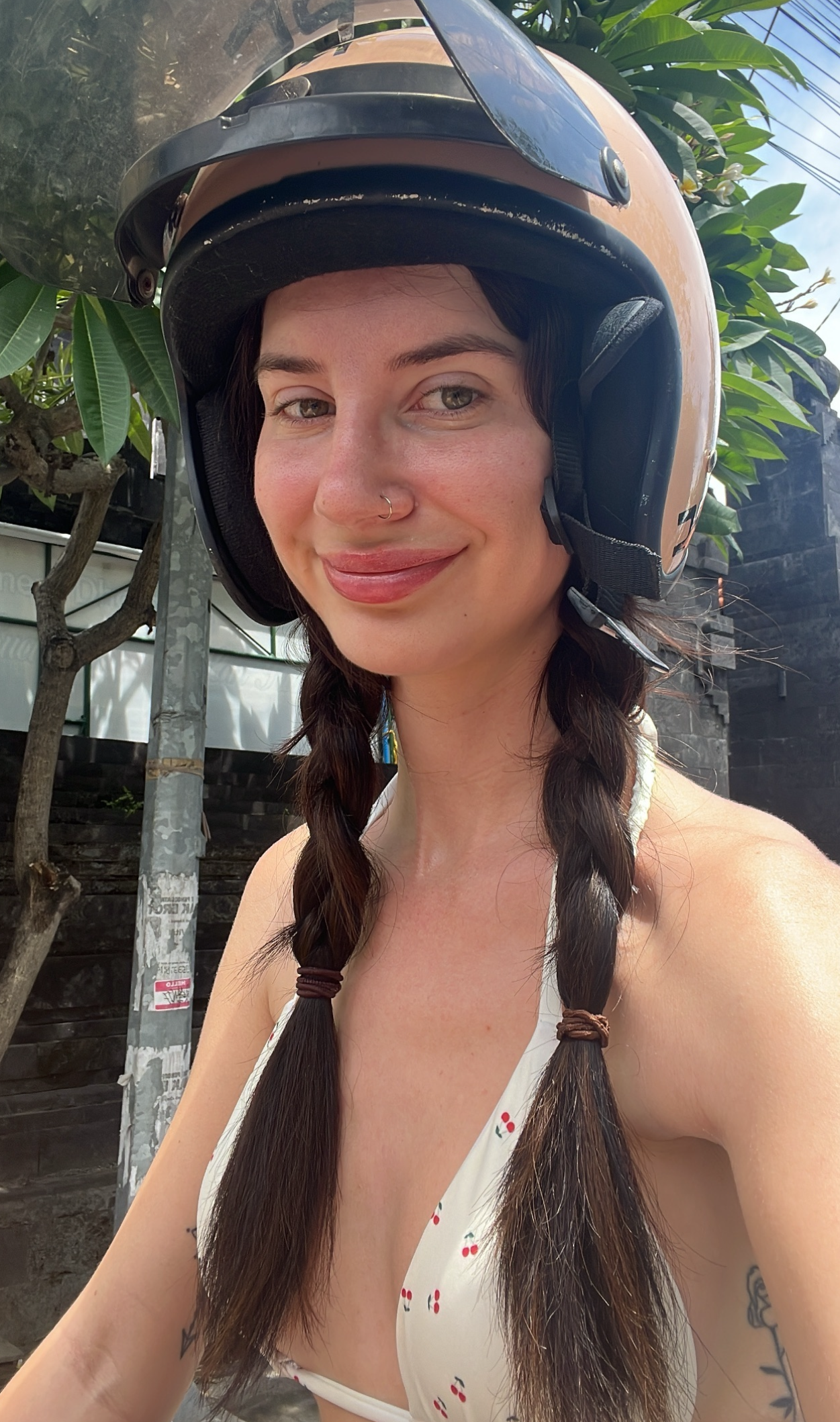 A yellow bikini top made from recycled plastic, perfect for summer swimming. The top has adjustable straps and removable padding, offering a comfortable and flattering fit. It comes in a wide range of sizes, from XS to 6XL, to suit all body types. This ec